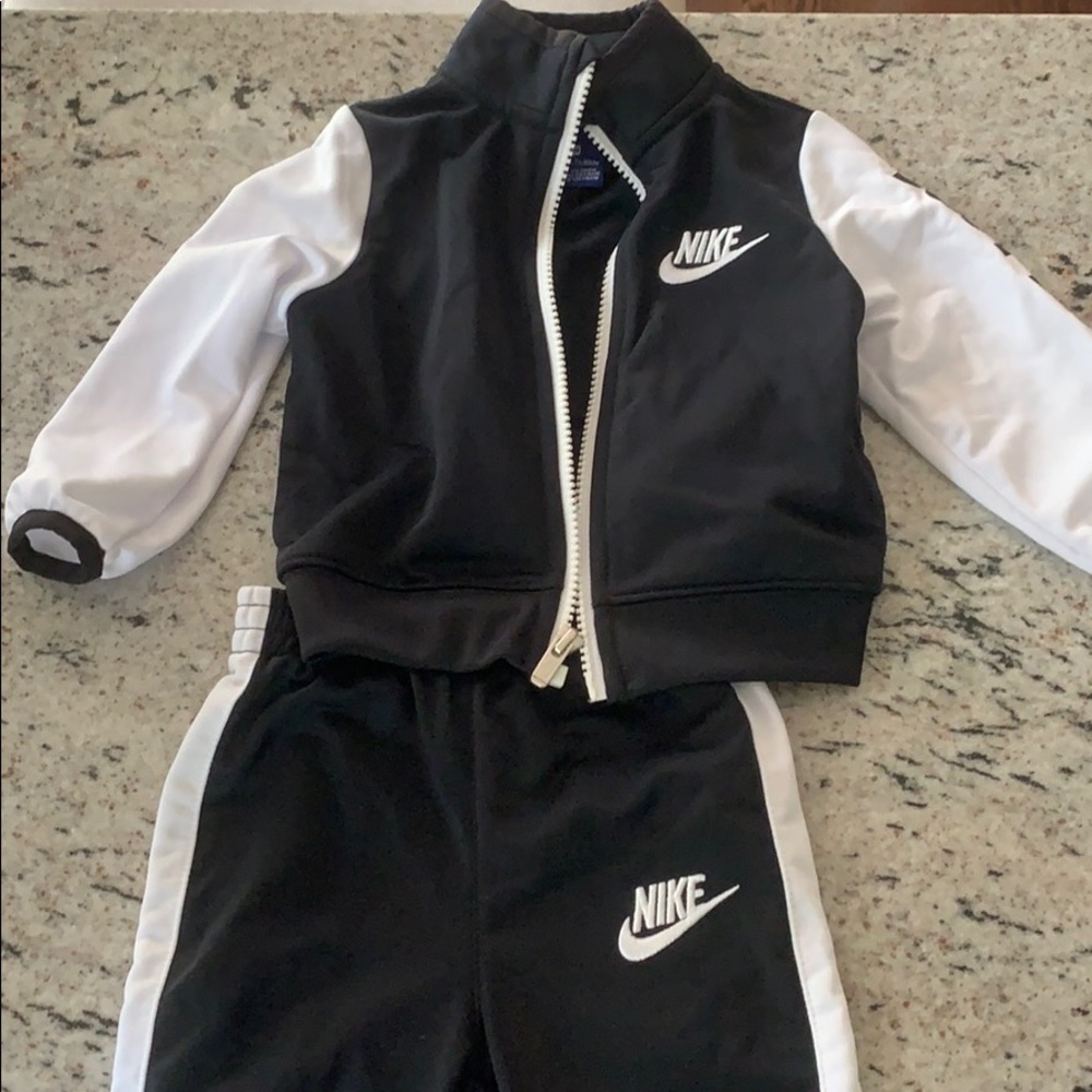Nike black and white zipper jacket and pants set